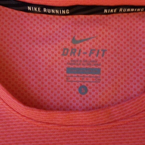 🎀WOMEN'S Nike Dri Fit shirt - Picture 2 of 2